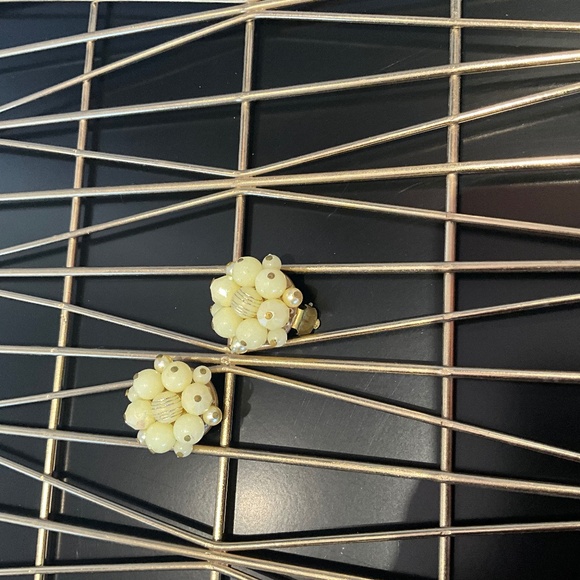 VTG 50s Western Germany Pinup Glam Green Lucite Pearl Cluster Clip Earrings - Picture 3 of 6